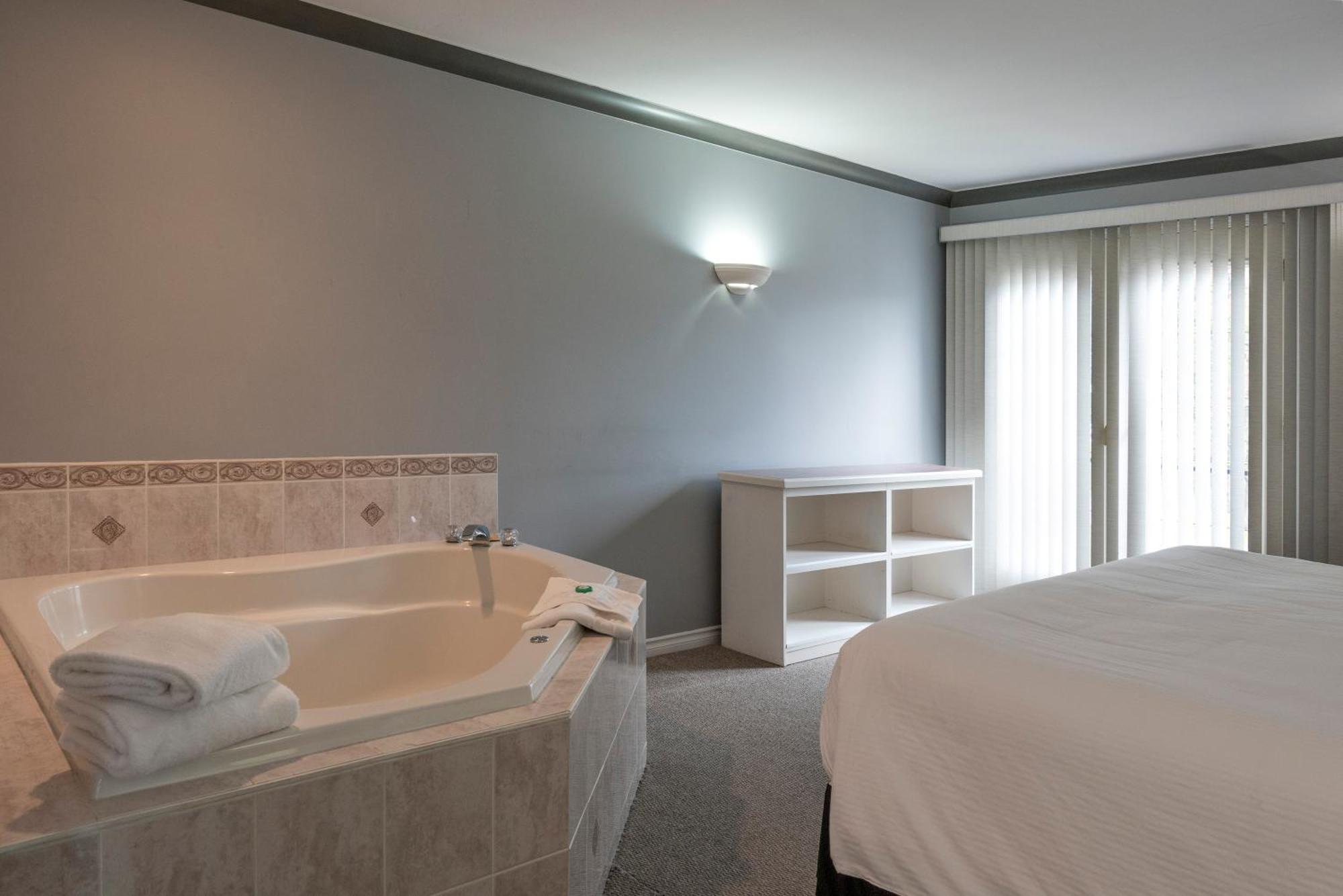 Tiki Shores Inn & Suites Penticton Exteriér fotografie