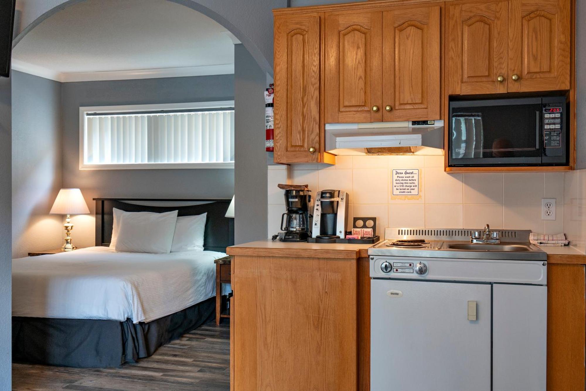 Tiki Shores Inn & Suites Penticton Exteriér fotografie